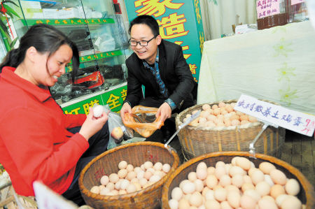 【长沙晚报】湖南农大80后研究生"练摊"卖土鸡蛋赚30万